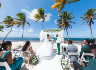 Ceremonia oficial de boda en playa privada de Punta Cana y banquete en barco (Iam and Sunshine)