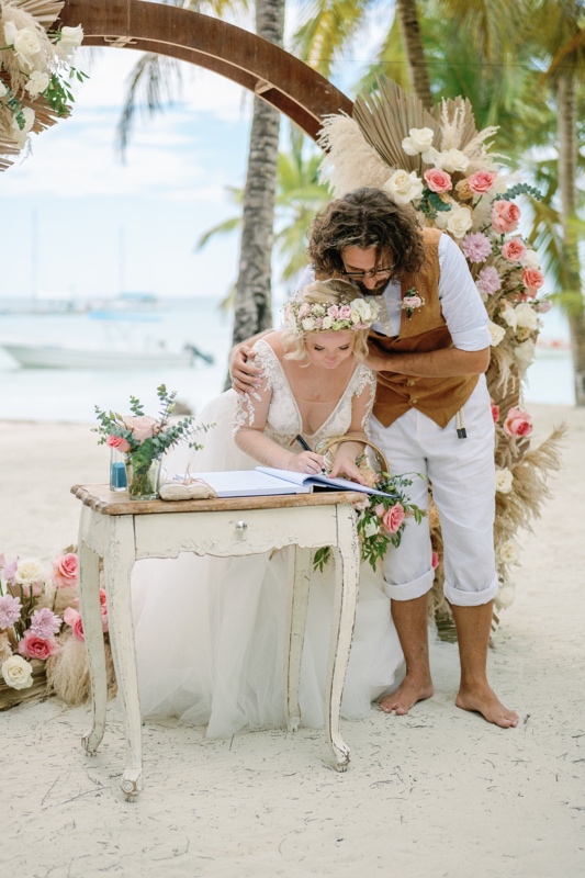 Boda simbolica en la playa con vista del mar