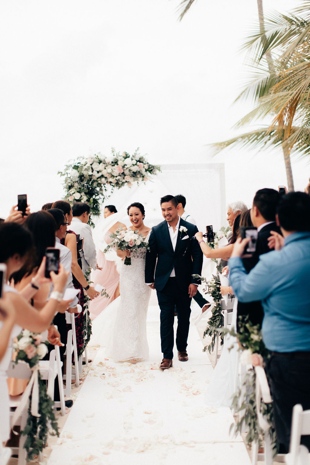 Invitados de la boda felicitan a los novios después de la ceremonia