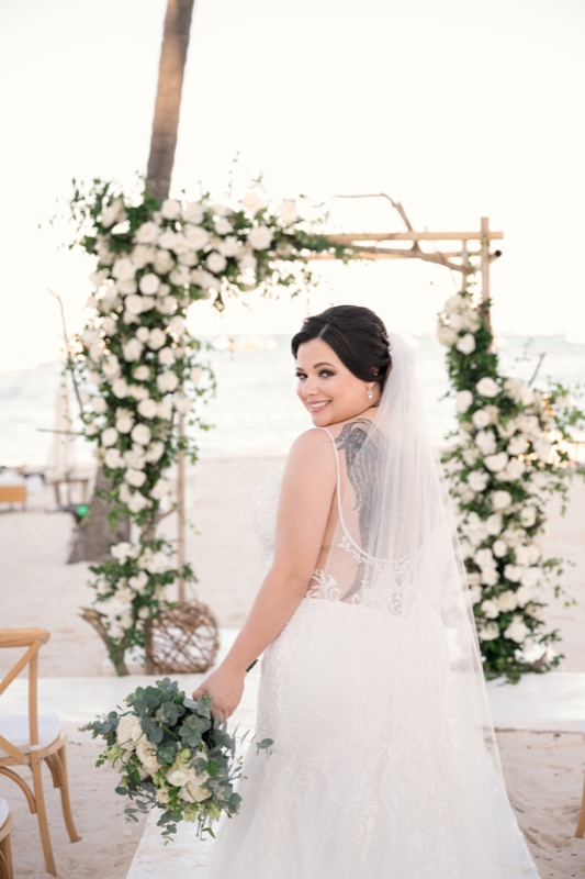 La novia con hermoso vestido en en el día de su boda