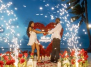 Propuesta al atardecer en Punta Cana con corazón de rosas y fuegos