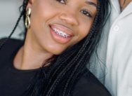 Propuesta de matrimonio en la playa de Punta Cana con letras luminosas MARRY ME