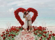 Propuesta de matrimonio en la playa Punta Cana con corazón de rosas