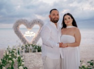 Propuesta de matrimonio romántica en Punta Cana con un corazón de rosas blancas